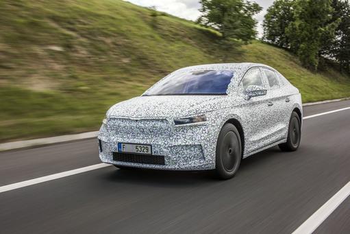 Im Jahr 2022 kommt der Enyaq auch als Coupé. Hier ist es noch camoufliert unterwegs.