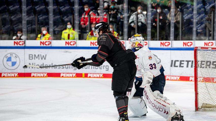 Perfekte Hand-Auge-Koordination: Tyler Sheehy fälscht den Puck gekonnt an Danny aus den Birken vorbei ins Tor ab. 