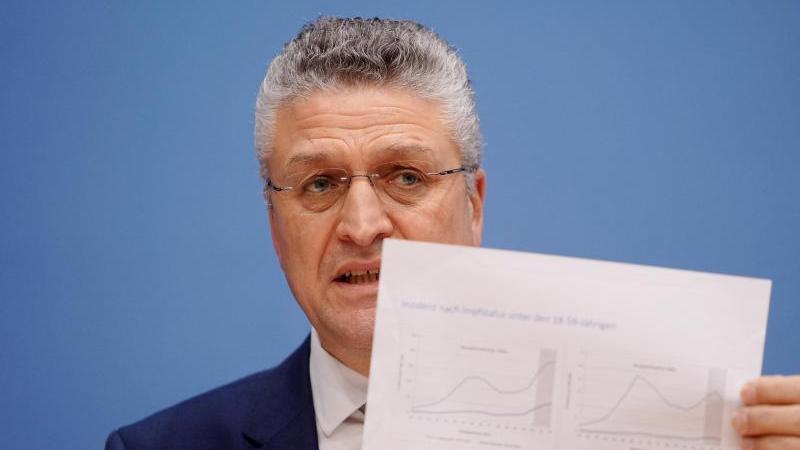 RKI-Präsident Lothar Weiler empfiehlt die Impfaktivität massiv zu steigern.
RKI-Präsident Lothar Weiler empfiehlt die Impfaktivität massiv zu steigern.