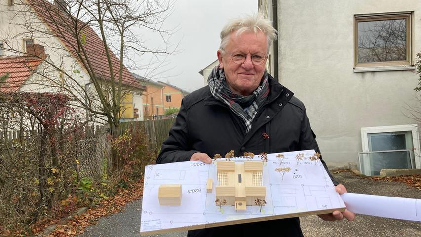 Architekt Michael Kühnlein mit einem Modell für die neue Kita in Wolfstein am Rennbühlweg