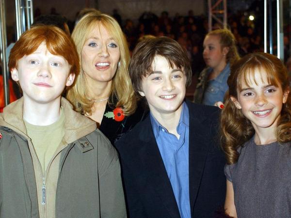 Die Schauspieler Rupert Grint (vorn, l-r), Daniel Radcliffe und Emma Watson und die Autorin J. K. Rowling bei der Weltpremiere des ersten Harry-Potter-Films "Harry Potter und der Stein der Weisen" im November 2001.