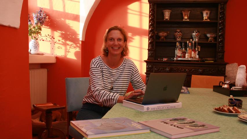  Irina Freifrau von Gagern bei der Arbeit an ihrem Film "Mythos Côte d'Azur - Liebe, Luxus, Leidenschaft".