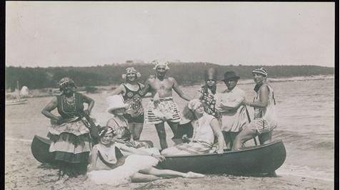 Die Erfindung der Sommersaison: Pablo Picasso und die Murphys feierten 1923 exzentrische Partys am Strand.
Die Erfindung der Sommersaison: Pablo Picasso und die Murphys feierten 1923 exzentrische Partys am Strand.