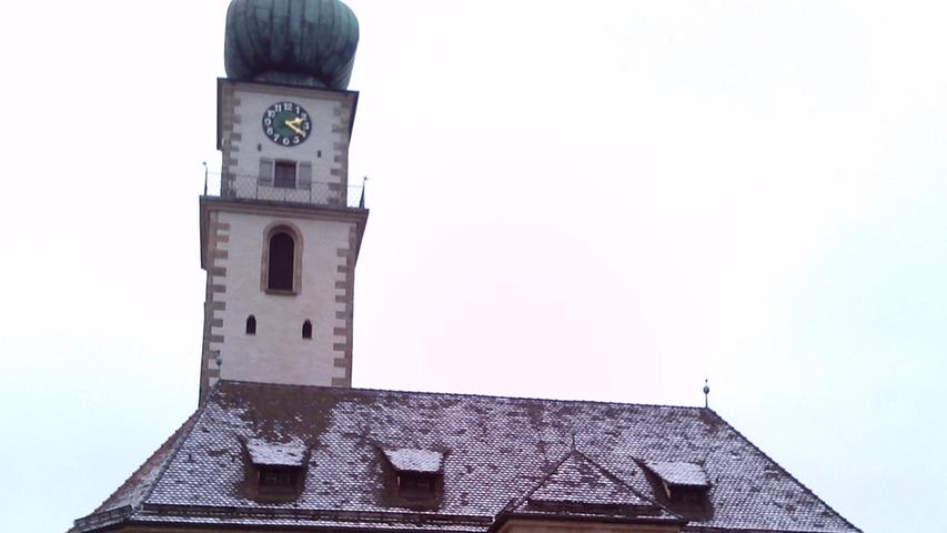 Am Marktplatz ist die Evangelisch-Lutherische Pfarrkirche St. Georg zu finden. Sie wurde 1458 erbaut und danach mehrfach umgebaut und erweitert.1926 brannte sie bis auf die Umfassungsmauern ab und wurde 1927 wieder aufgebaut.