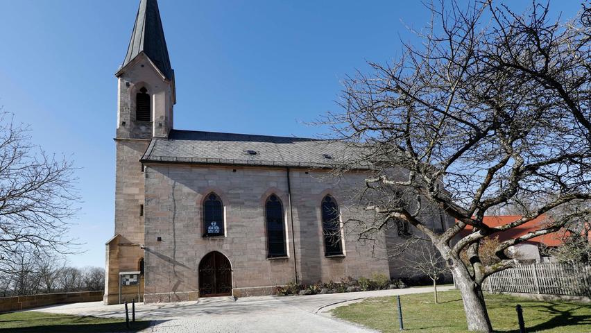Die Katholische Pfarrkirche „Mater Dolorosa“ im Schlosshof ist neugotisch und wurde 1900 nach einem Brand wieder aufgebaut.