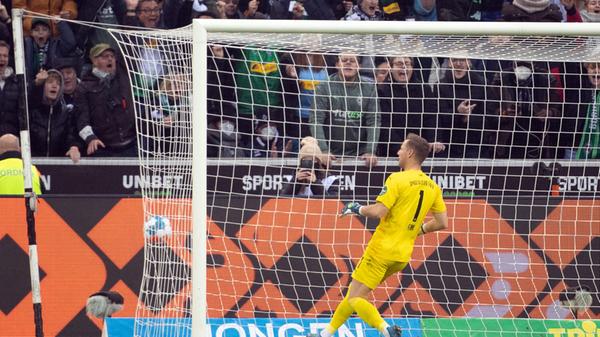 War auch in seinem sechsten Bundesligaspiel kein sicherer Rückhalt, drosch immer wieder Bälle ins Aus oder zum Gegner - und nach 28 Minuten genau in den Fuß von Gladbachs Florian Neuhaus. Der bedankte sich mit dem 2:0 für die Borussia. Das Kleeblatt hat ein Torwartproblem.