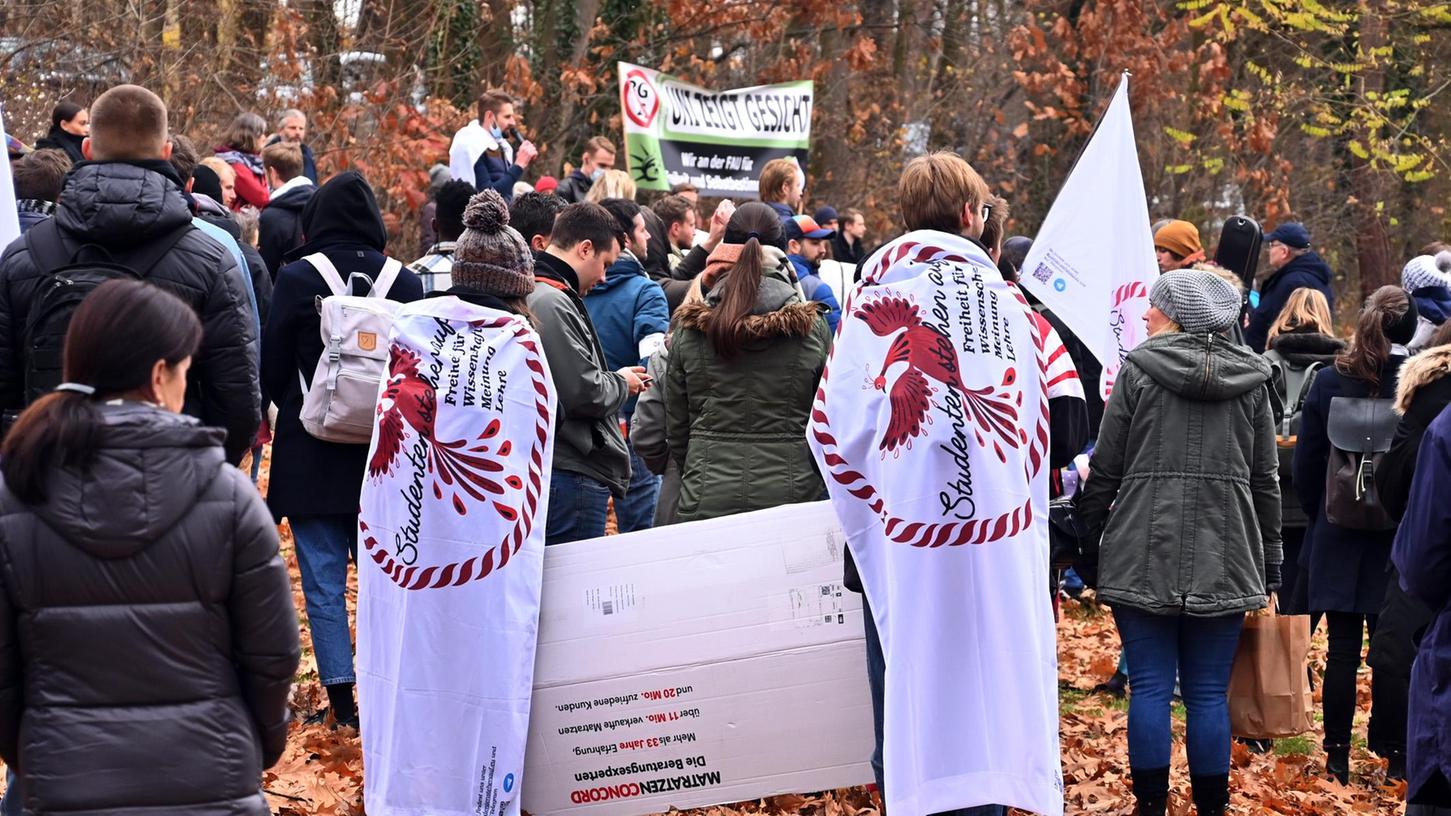 Eine Bewegung mit dem Namen „Studenten stehen auf“ hat am Samstag gegen die sogenannte 2G-Regelung an der Friedrich-Alexander-Universität (FAU) aufgerufen.