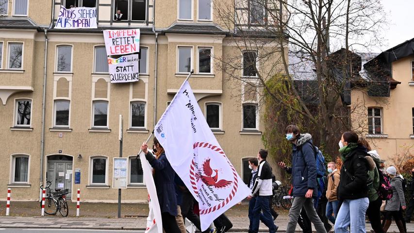 "Impfen rettet Leben": Mit solchen Transparenten bezogen Gegendemonstranten Stellung.