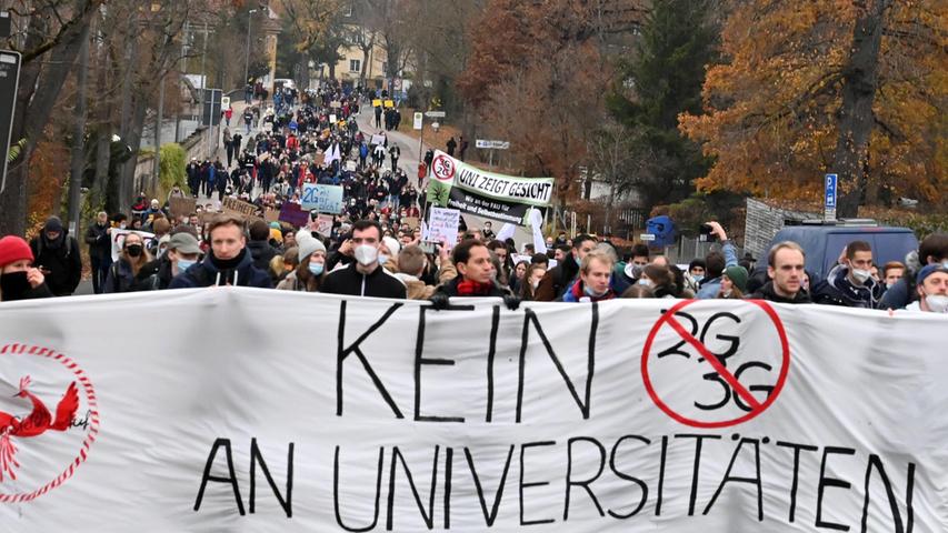 Querdenker demonstrieren gegen 2-G-Regel an der Uni Erlangen
