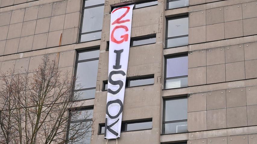 „2G is ok“: Dieses Banner hatten einige Studiernde an einen der Philosophentürme gehängt. Es wurde aber zunächst von Unbekannten wieder herunter gerissen. 