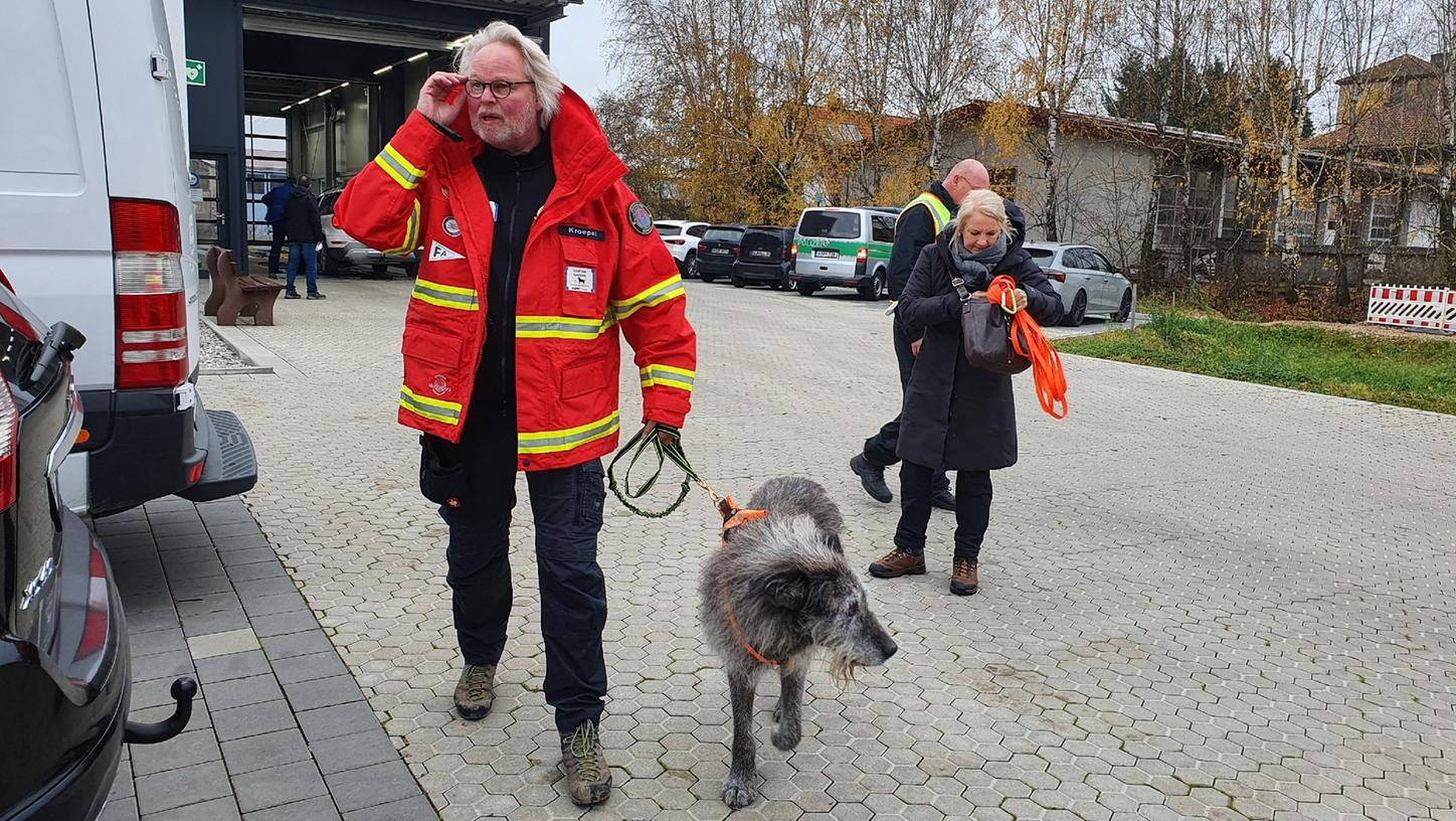 Dietmar Kroepel mit Flintstone: Die Sucheinsätze kosten auch dem Knochen-Spürhund viel Kraft.