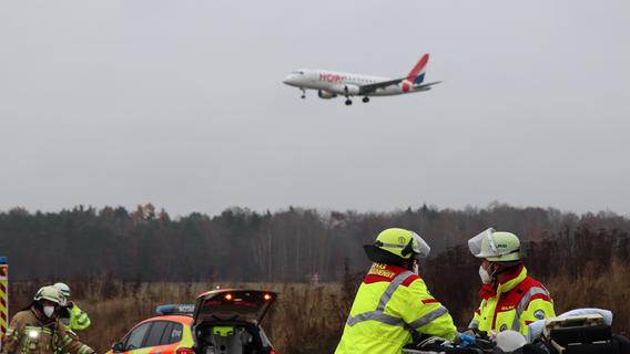 Medizinischer Notfall im Flugzeug oder Feuer am Fahrwerk? Große Notfallübung am Airport Nürnberg