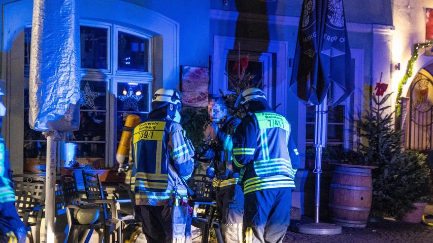 Wohnungsbrand in der Bamberger Altstadt: Zahlreiche Schaulustige beobachten Einsatz