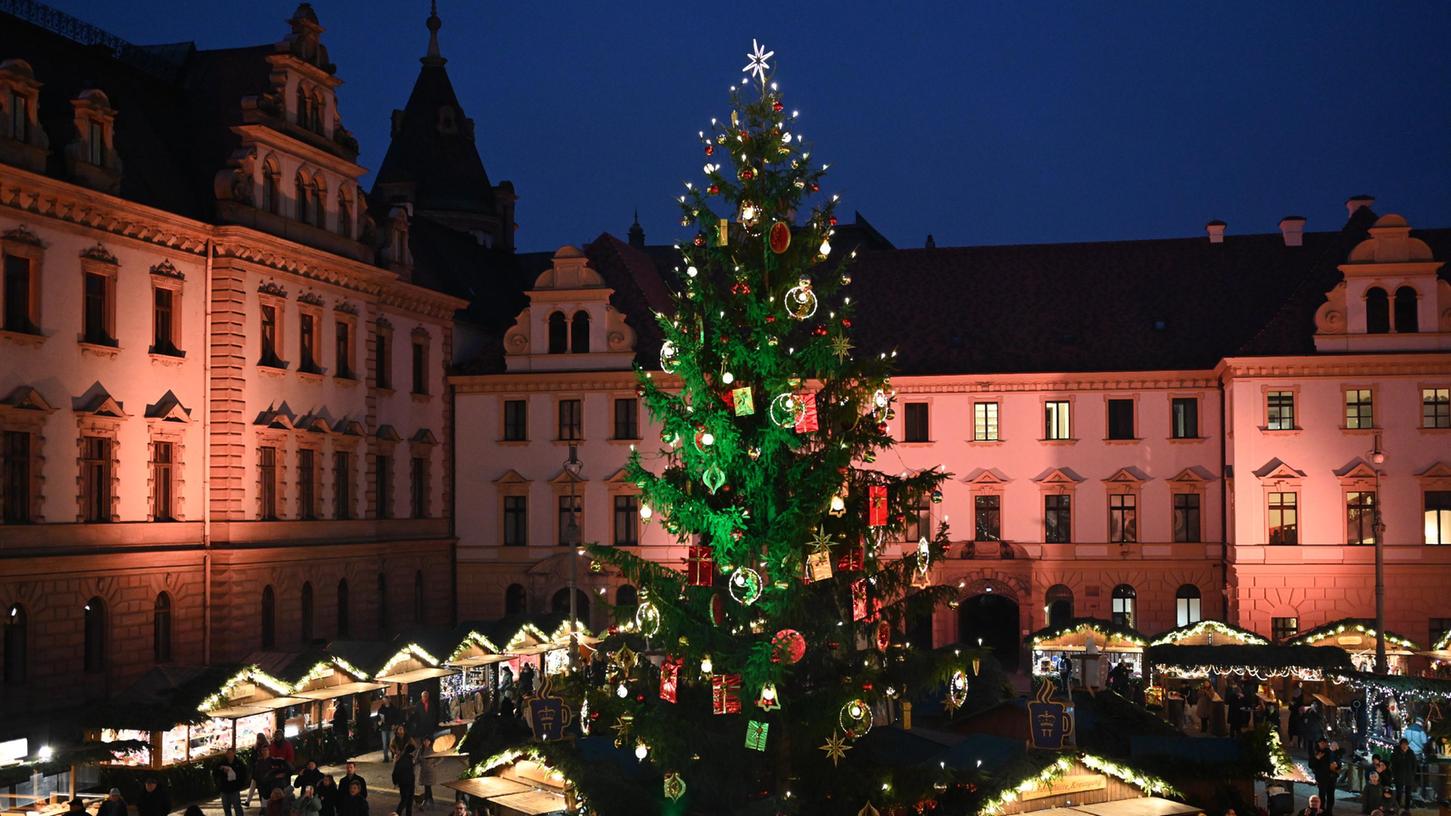 Im Hof von Schloss Thurn und Taxis ist der Weihnachtsmarkt eröffnet worden.