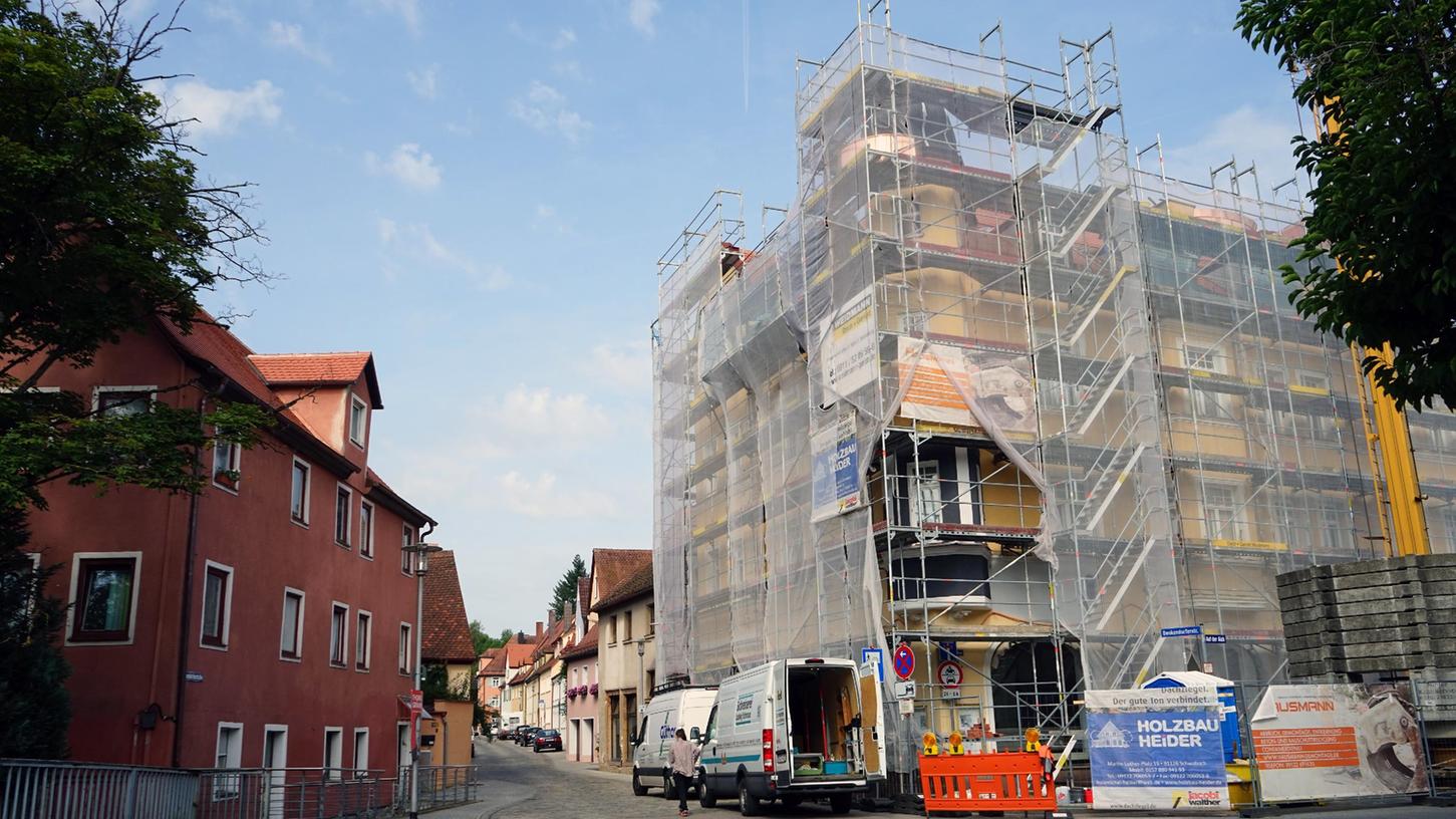 Auf der Aich 1-3: Das große Gebäude, das nach seiner Sanierung Platz für das Haus der Begegnung und Wohnungen bietet, erhält statt der zuletzt ockergelben Farbe einen dunkelgrauen Fassadenanstrich – wie (historisch verbürgt) in der Jugendstilzeit.  