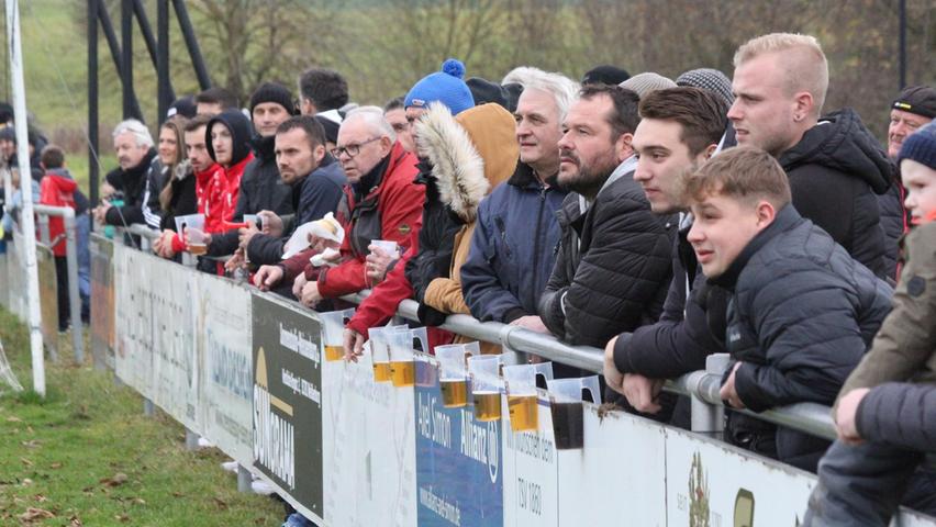 Über 300 Zuschauer sahen im Dotlux-Fußballpark ein rassiges Landesliga-Spiel.