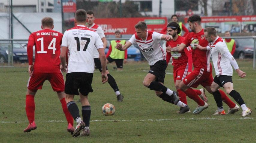 Packendes Finale um Platz vier: Der TSV 1860 Weißenburg (in Weiß) setzte sich deutlich mit 5:0 gegen Großschwarzenlohe durch und feierte den Sprung in die Meister-/Aufstiegsrunde.