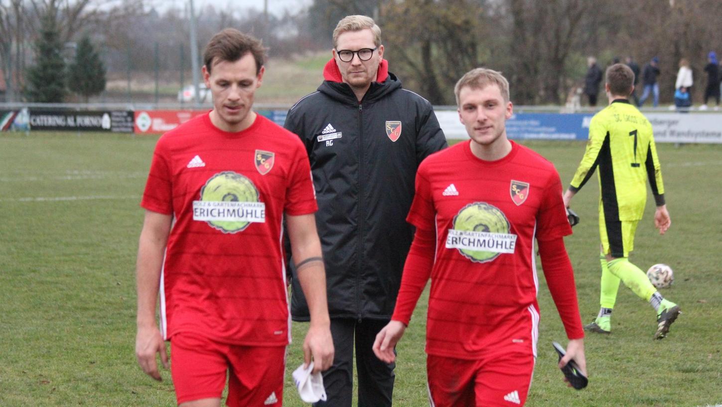 So hatten sie sich den Jahresabschluss nicht vorgestellt: Mit 0:5 unterlag der SC Großschwarzenlohe (Bildmitte Trainer Reiner Großberger) beim TSV 1860 Weißenburg.