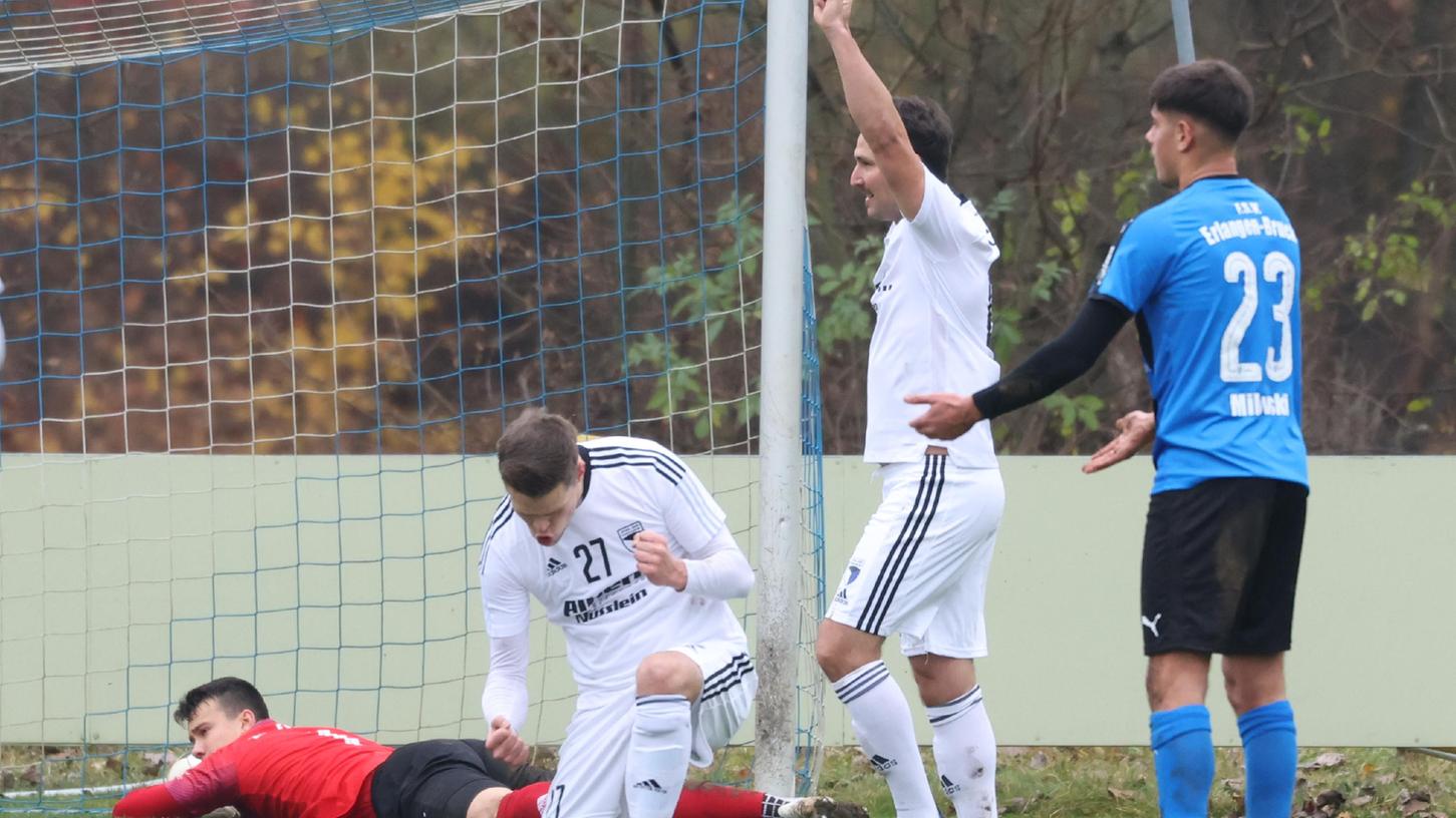 Gegensätzliche Derby-Gefühle: Die beiden Forchheimer Fabian Schwab (vorne) und Andi Mönius bejubeln Schwabs Treffer zum 3:0, die Brucker können es nicht glauben.  