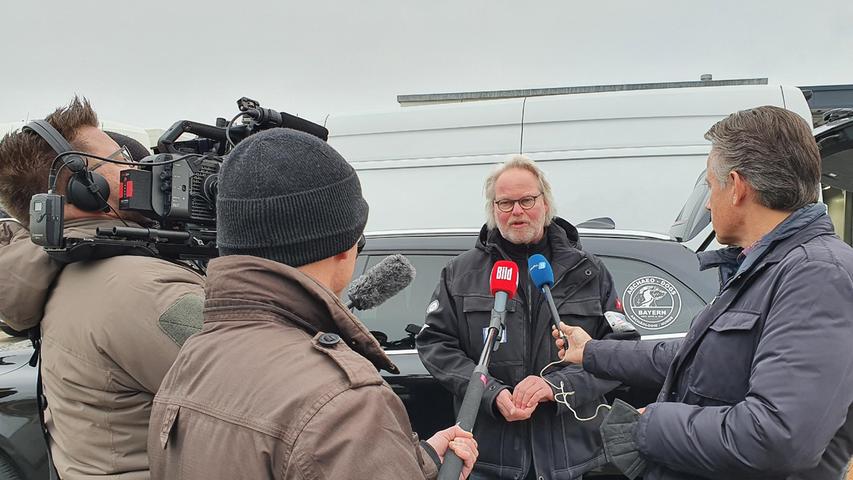 Dietmar Kroepel stand derweil den Journalistinnen und Journalisten Rede und Antwort, die ebenfalls nach Aha zum Ausgangspunkt der Suche gekommen waren.