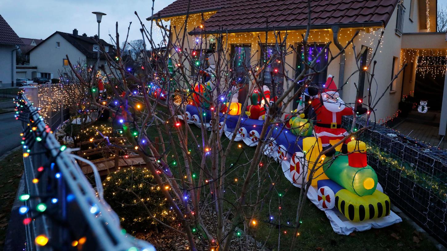 Tausende bunte LEDs leuchten am Haus und im Garten der Familie Gruber.