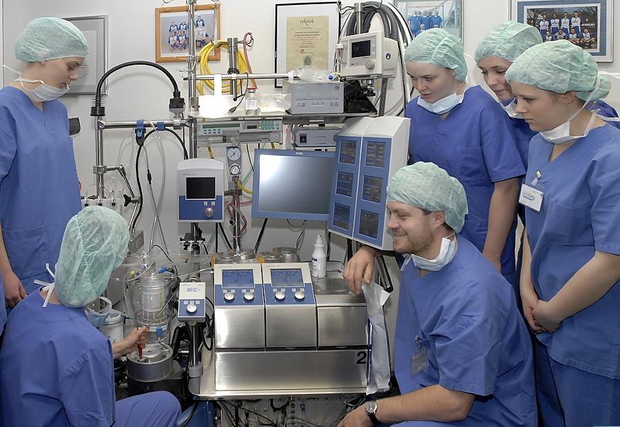 Die Mitarbeiter des Uniklinikums Erlangen werden zu Weihnachten belohnt: Bis zu 87,43 Prozent des Bruttolohns gibt es obendrauf.