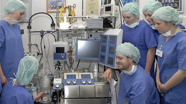 Die Mitarbeiter des Uniklinikums Erlangen werden zu Weihnachten belohnt: Bis zu 87,43 Prozent des Bruttolohns gibt es obendrauf.