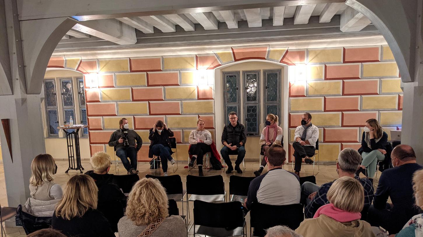 Die ersten Casting-Termine gingen am Wochenende über die Bühne. Das Team des Glückskeks stellte dabei das Projekt vor und wie man sich daran beteiligen kann. Nämlich nicht nur als Schauspieler.
Die ersten Casting-Termine gingen am Wochenende über die Bühne. Das Team des Glückskeks stellte dabei das Projekt vor und wie man sich daran beteiligen kann. Nämlich nicht nur als Schauspieler.