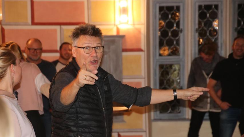 Regisseur Georg Schmiedleitner war bald wieder auf Betriebstemperatur und sorgte in einem kleinen Theater-Workshop für die ersten Gänsehautmomente.
Regisseur Georg Schmiedleitner war bald wieder auf Betriebstemperatur und sorgte in einem kleinen Theater-Workshop für die ersten Gänsehautmomente.