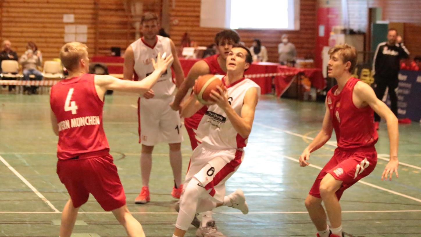 Treuchtlingens Moritz Schwarz (am Ball) steuerte zwölf Punkte und vier Rebounds zum VfL-Sieg bei.
Treuchtlingens Moritz Schwarz (am Ball) steuerte zwölf Punkte und vier Rebounds zum VfL-Sieg bei.