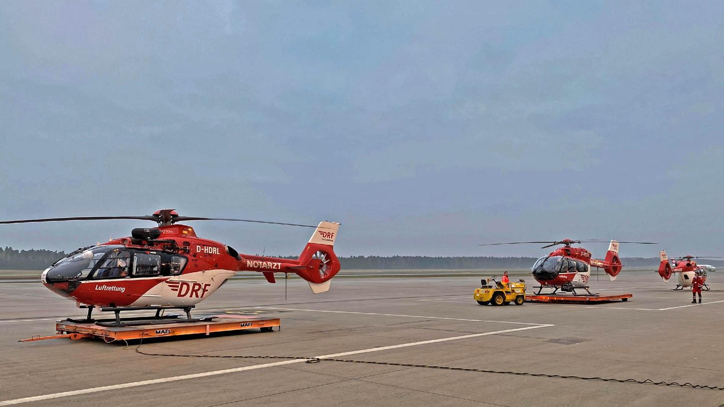 Intensivtransporthubschrauber der DRF Luftrettung stehen beim Nürnberger Flughafen. Die Luftrettung ist aufgestockt worden.