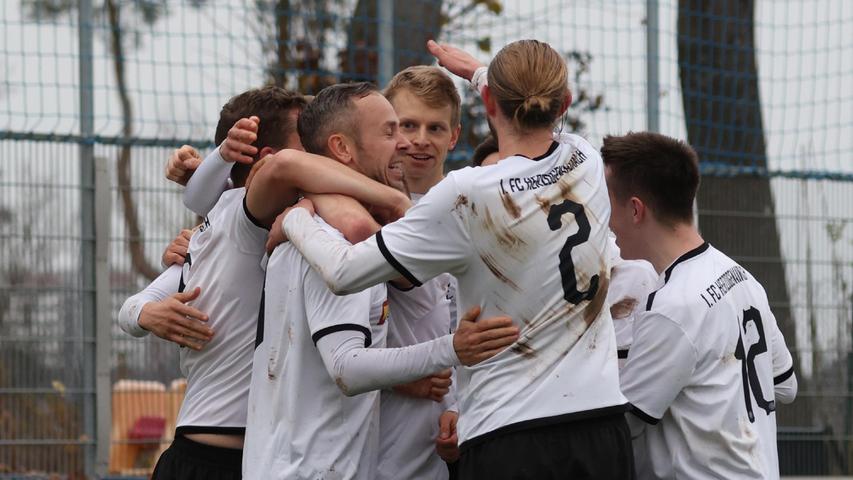 Deckel drauf: Die Herzogenauracher jubeln nach dem 4:1-Treffer von Philipp Fleischmann