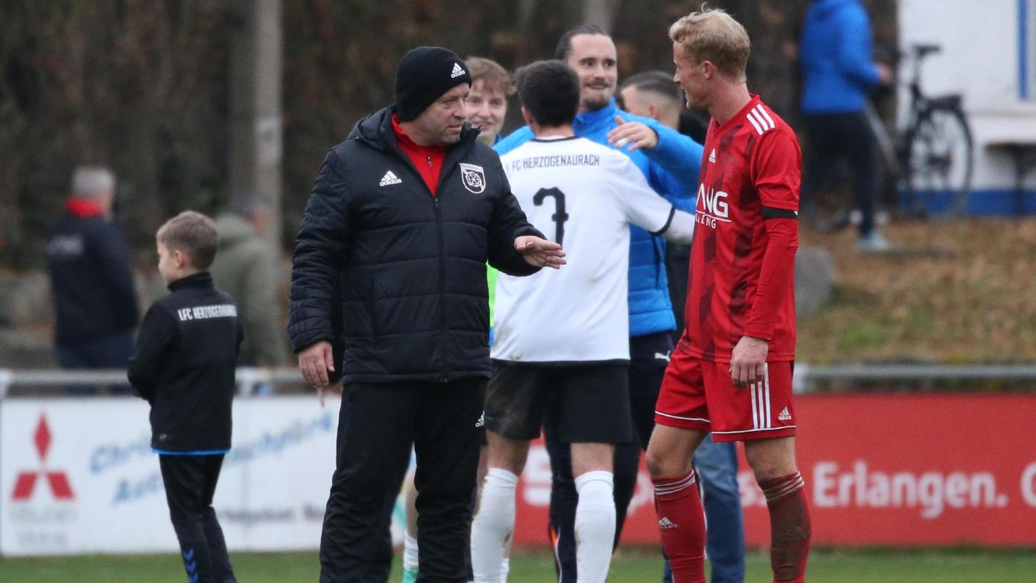 Bleibt nach der 1:4-Pleite in Herzogenaurach ruhig: FSV-Trainer Manfred Dedaj (links), hier nach Spielschluss mit Kevin Kreuzer.  