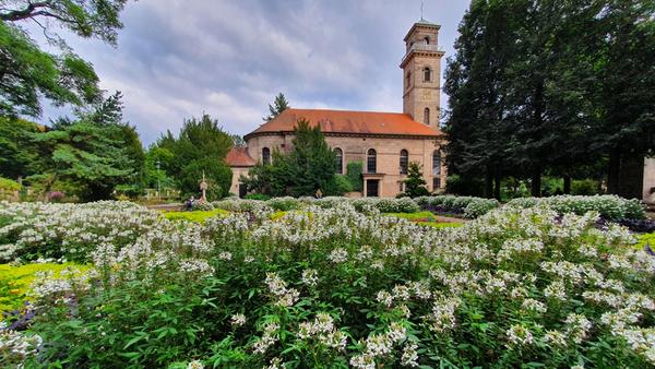 Eines der Natur-Schmuckstücke von Fürth und die "grüne Lunge" ist der in seiner heutigen Form anlässlich der Gartenschau 1951 entstandene Stadtpark, hier im Empfangsgarten mit Auferstehungskirche...