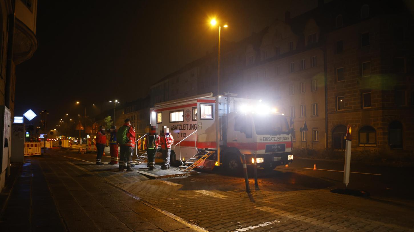 Einsatzkräfte des Rettungsdienstes vor dem Wagen der Einsatzleitung während der Suchaktion nach dem vermissten Seniorenheim-Bewohner in der Nacht von Sonntag auf Montag (22.11.). Einsatzkräfte des Rettungsdienstes vor dem Wagen der Einsatzleitung während der Suchaktion nach dem vermissten Seniorenheim-Bewohner in der Nacht von Sonntag auf Montag (22.11.).