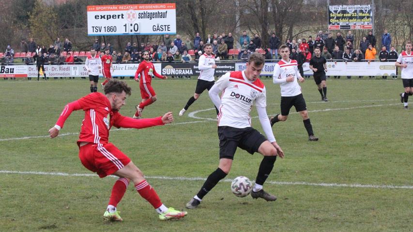 Große Kulisse für das „Endspiel“ um Platz vier: Insgesamt 315 Zuschauer wollten sich das Duell zwischen dem TSV 1860 Weißenburg (vorne rechts Philipp Meier) und dem SC Großschwarzenlohe nicht entgehen lassen und sahen ein rassiges Landesliga-Spiel.  