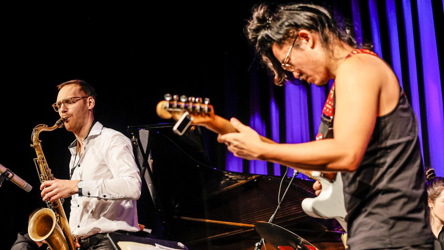 Timo Vollbrecht serviert ein virtuoses Sax-Solo, Keisuke Matsuno sekundiert mit Verve und rockiger Eleganz.
Timo Vollbrecht serviert ein virtuoses Sax-Solo, Keisuke Matsuno sekundiert mit Verve und rockiger Eleganz.