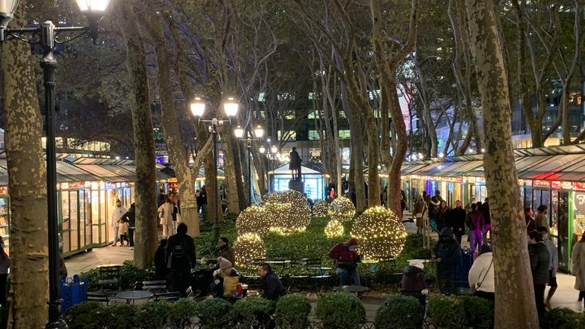Der Weihnachtsmarkt am Bryant Park. Der Weihnachtsmarkt am Bryant Park.