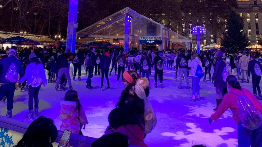 Das besondere Flair am Bryant Park ist die Eislauffläche inmitten der Wolkenkratzer. Das besondere Flair am Bryant Park ist die Eislauffläche inmitten der Wolkenkratzer.