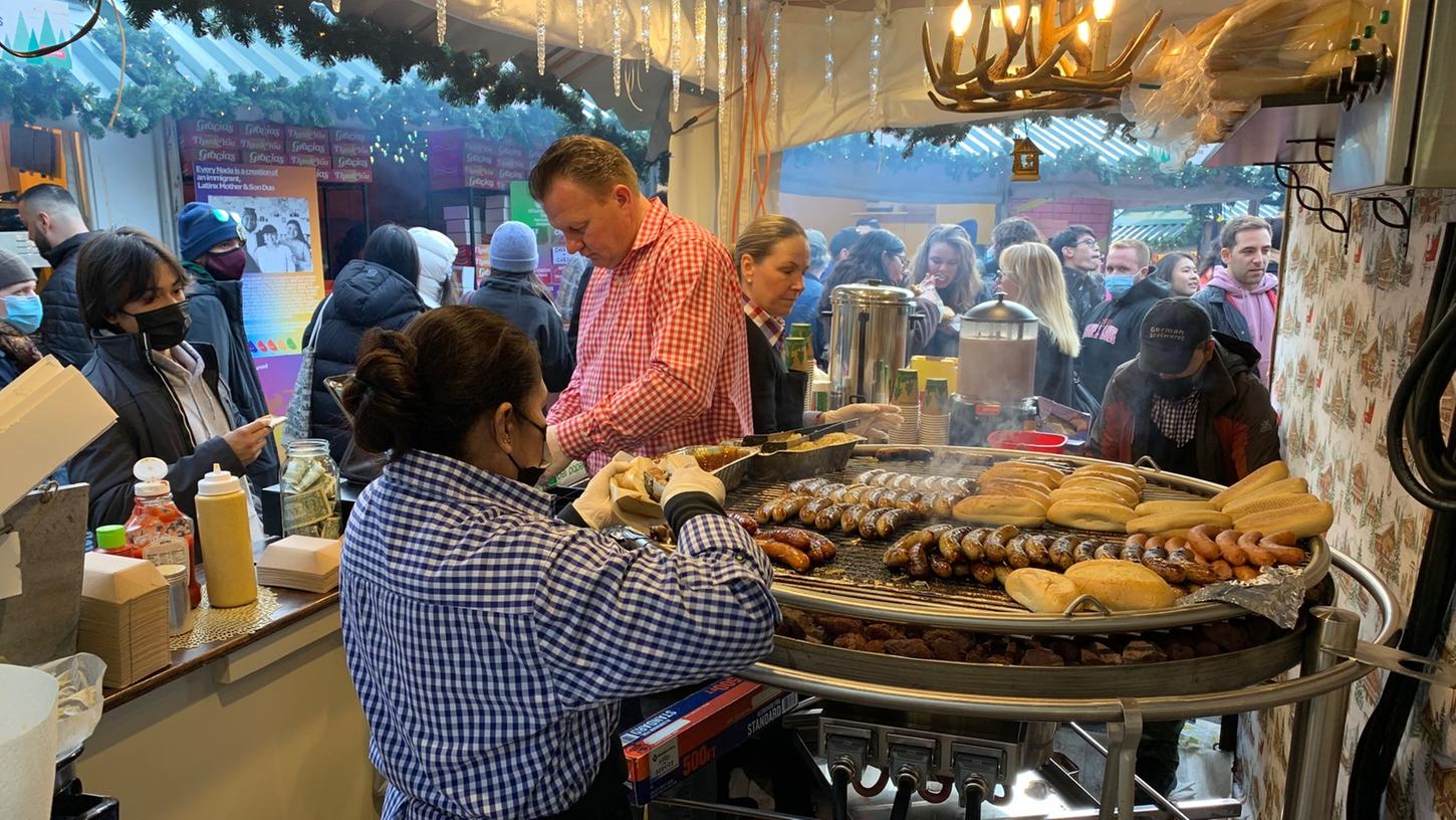 Weihnachtsmarkt am Union Square. Hier kostet die German Bratwurst acht Euro - der Metzger ist ein Deutscher. Weihnachtsmarkt am Union Square. Hier kostet die German Bratwurst acht Euro - der Metzger ist ein Deutscher.