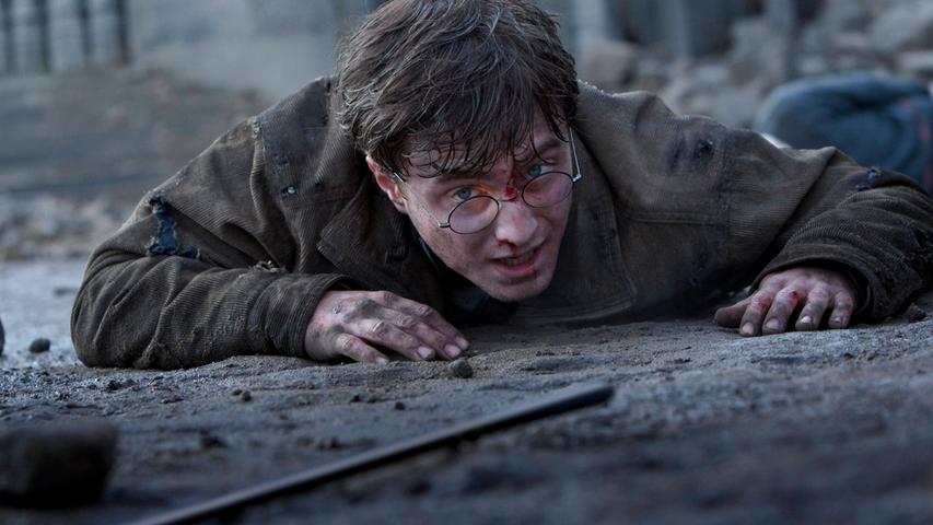 Die Requisitenabteilung von Warner Bros. hatte mit "Harry Potter" ganz schön was zu tun. Mehr als 3000 Zauberstäbe wurden während der acht Filme aus Holz, Plastik und Gummi hergestellt. Im Schnitt waren das sechs Zauberstäbe pro Figur. Für den Jungen, der überlebte, höchstpersönlich waren aber deutlich mehr Zauberstäbe nötig. Insgesamt verbrauchte Daniel Radcliffe rund 80 Stück, weil er damit gern auf verschiedenen Oberflächen - unter anderem seinen Knien - herumtrommelte, wodurch die Farbe abging und sie zum Teil auch zerbrachen.