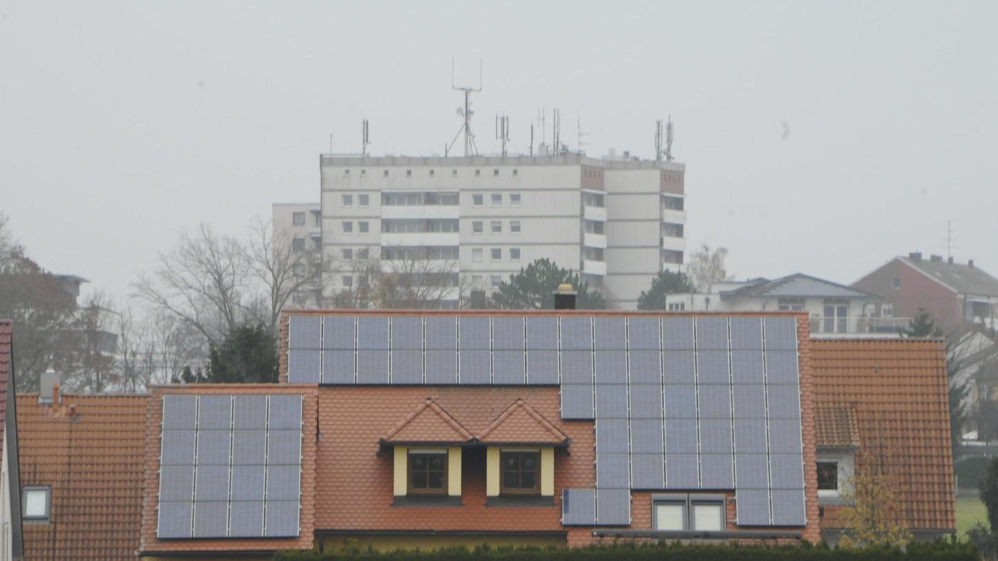 Zu den sehr vielfältigen Klimaschutz-Aktivitäten in Herzogenaurach zählt auch der flächendeckende Einsatz von Photovoltaik auf privaten wie öffentlichen Dächern.
