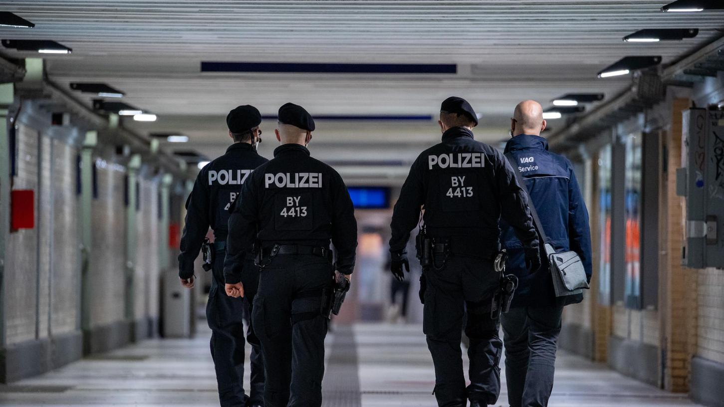 In den kommenden Wochen wird die Polizei Mittelfranken die Kontrollen in der Gastronomie, aber auch im Bereich des ÖPNV ausweiten. In den kommenden Wochen wird die Polizei Mittelfranken die Kontrollen in der Gastronomie, aber auch im Bereich des ÖPNV ausweiten.