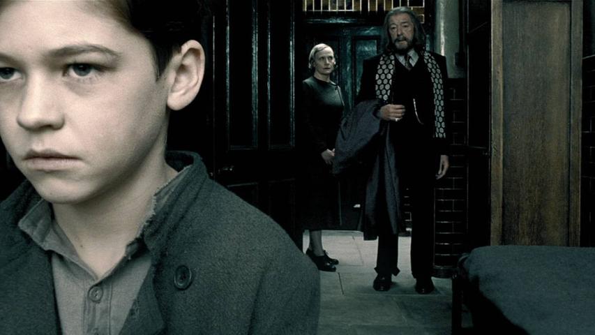 In einigen wenigen Rückblicken lernen Fans auch den jungen Voldemort kennen, noch bevor er zu Voldemort wurde. Albus Dumbledore besucht ihn in einem Waisenhaus, von wo er ihn schließlich nach Hogwarts holt. Der junge Tom Riddle wird dabei von Hero Fiennes-Tiffin gespielt. Das ist nicht irgendein Junge, sondern der Neffe von Ralph Fiennes, der den, dessen Name nicht genannt werden darf, in den Filmen verkörpert. Die Ähnlichkeit ist damit also auf jeden Fall gegeben. Ausschlaggebend sei dieses Kriterium für Regisseur David Yates aber nicht gewesen. Er habe sich vor allem für Hero entschieden, weil dieser besonders unheimlich wirken konnte.