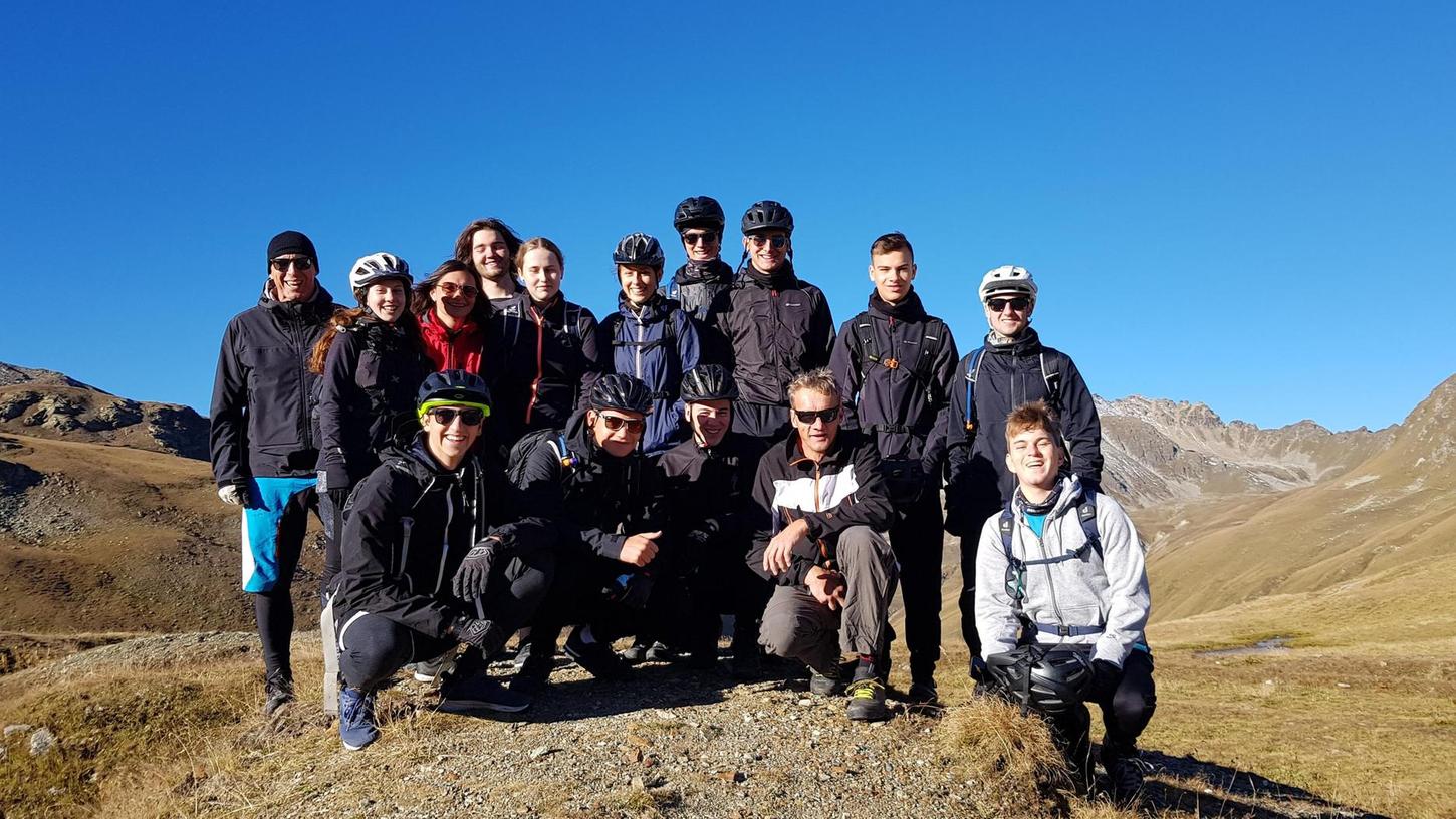 Dieses Gruppenfoto entstand oberhalb vom Umbrailpass, im Hochgebirge vor der Grenze zu Italien. Die insgesamt zwölf Schüler und die Lehrer Dirk Badelt und Tino Lemke erreichten wenig später den höchsten Punkt der Transalp: auf circa 2900 Metern Höhe.