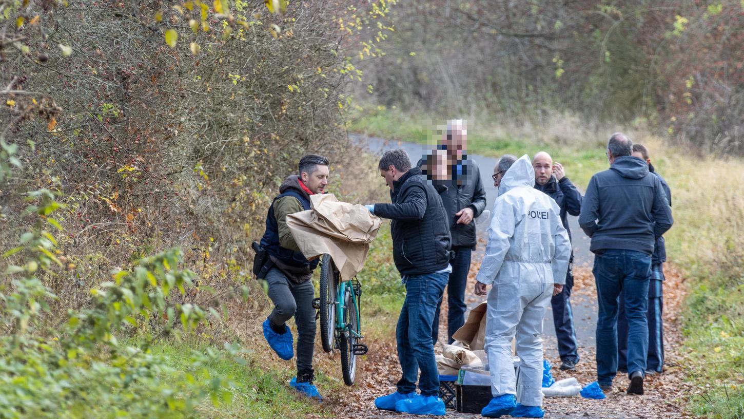 Weitere Festnahme im Fall des getöteten Radfahrers: Der Ermittlungsrichter hat Haftbefehl wegen gemeinschaftlichen Mordes gegen die beiden zuerst gefassten Männer erlassen.
Weitere Festnahme im Fall des getöteten Radfahrers: Der Ermittlungsrichter hat Haftbefehl wegen gemeinschaftlichen Mordes gegen die beiden zuerst gefassten Männer erlassen.