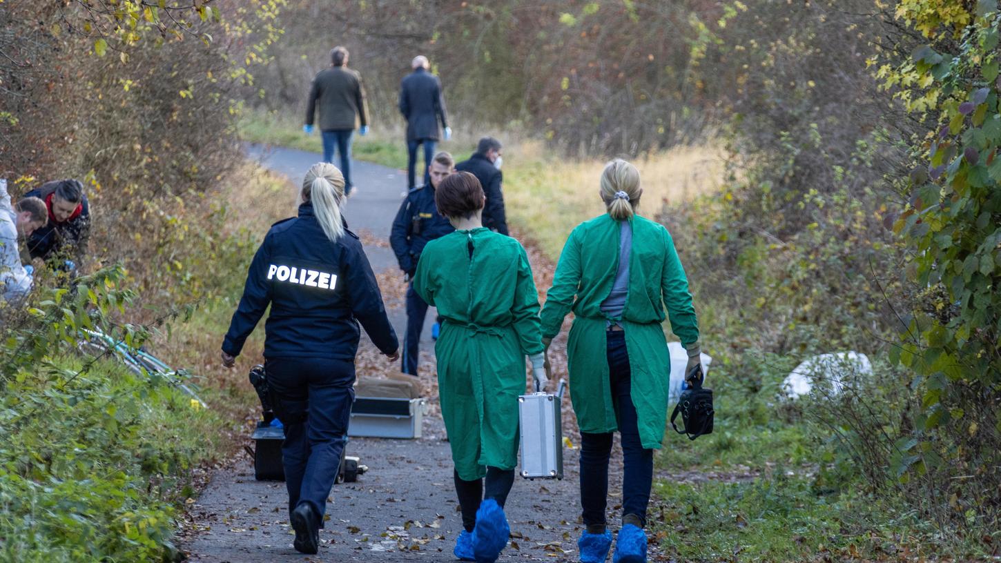 Einsatzkräfte der Spurensicherung am Fundort des gewaltsam zu Tode gebrachten Radfahrers. Die Polizei konnte noch am selben Tag des Leichenfundes zwei dringend Tatverdächtige Männer festnehmen.