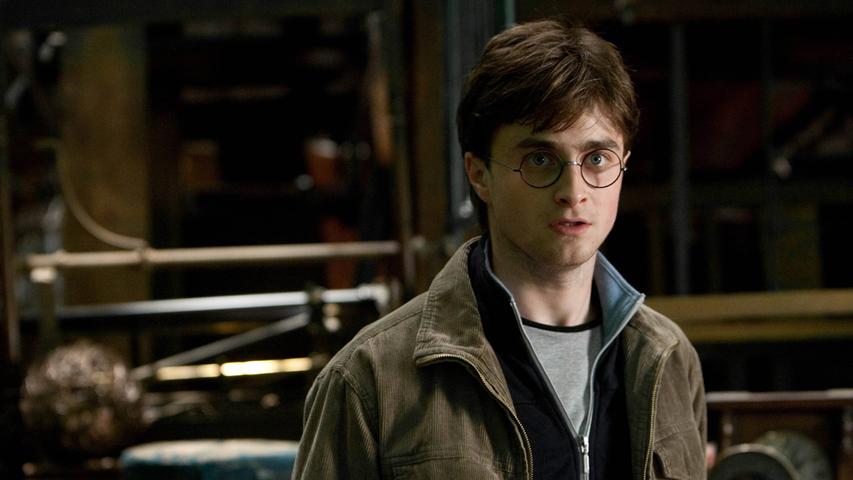 In "Harry Potter und die Heiligtümer des Todes" verwandeln sich mehrere Figuren in Harry, um ihn in ein sicheres Versteck zu schmuggeln und die Todesser zu verwirren. Da sind dann auch mal sieben Harrys gleichzeitig zu sehen. Um diese Szene zu drehen, waren 95 Takes nötig. Pro Charakter benötigte Daniel Radcliffe etwa zwölf Takes, um dessen Eigenheiten perfekt zu treffen. Bei Hermine gelang es ihm schon auf den zweiten Versuch.