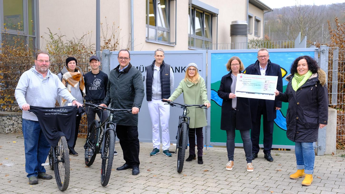 Die Altmühlfranken-Schule in Weißenburg hat sechs Mountainbikes erhalten. Möglich machten dies mehrere Sponsoren. Unser Bild zeigt Ralf Güntner vom Förderverein der Schule, Maria und Holger Feigel, Landrat Manuel Westphal, Christian Lang von Velovita, Edith Veitengruber vom Präventionswegweiser, stellvertretende Schulleiterin Anja Nienhaus, Sparkassen-Vorstandsvorsitzenden Hans Jürgen Rohmer und Jugendsozialarbeiterin Veronika Schmidtpeter (von links).