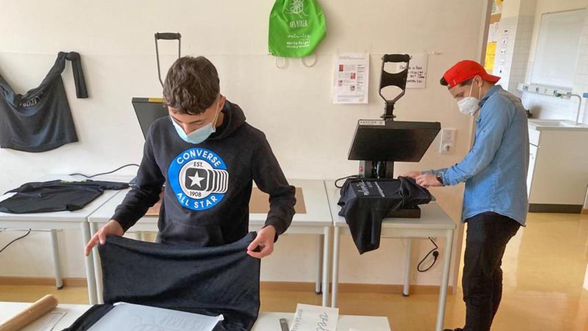 In einer eigens gegründeten Schülerübungsfirma werden T-Shirts, die Maria Feigel entworfen hat, für die Biker der Altmühlfranken-Schule bedruckt.
